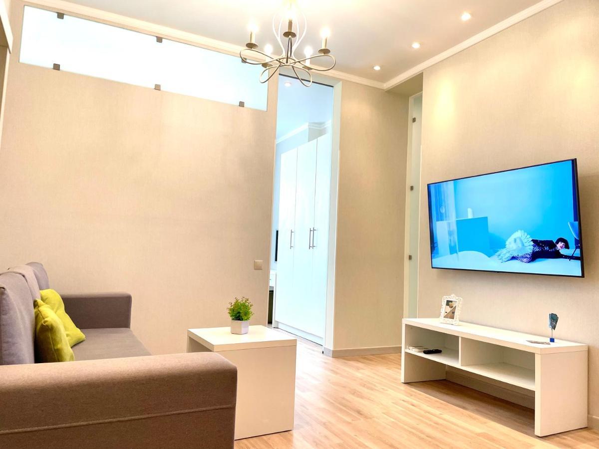 Navit Luxury Apartments With Breakfast Near The Railway Station, The City Center And The Park キエフ エクステリア 写真